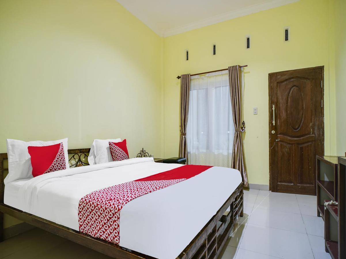 Capital O 540 Esther Hotel Balige Kültér fotó