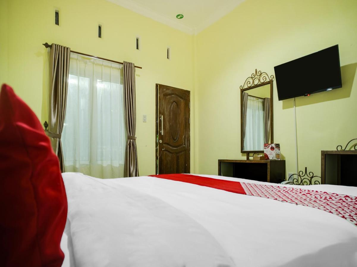 Capital O 540 Esther Hotel Balige Kültér fotó