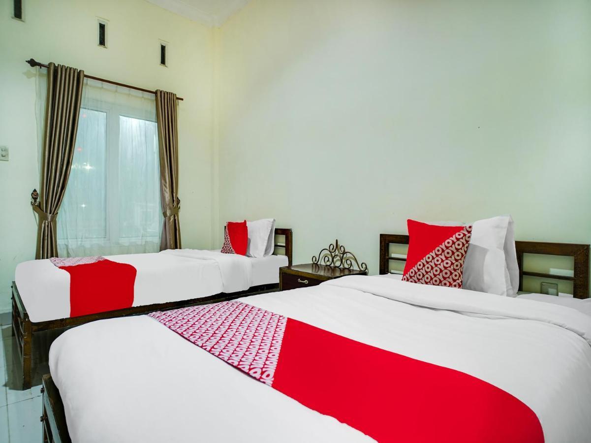 Capital O 540 Esther Hotel Balige Kültér fotó