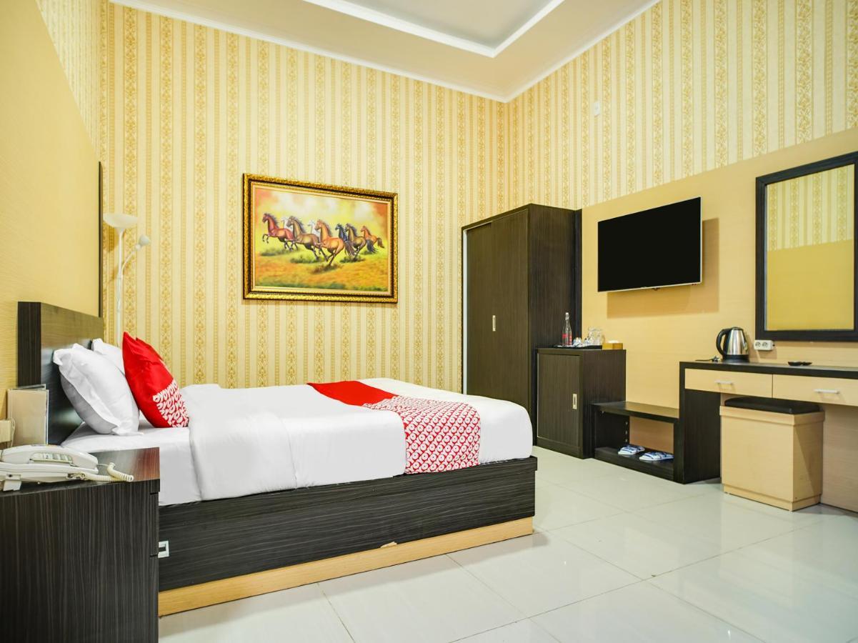 Capital O 540 Esther Hotel Balige Kültér fotó